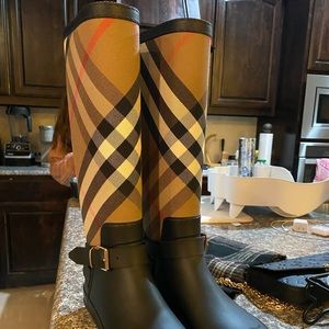 BURBERRY RAINBOOTS never worn!